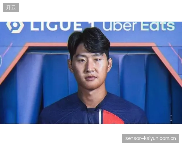 据名记罗马诺报道,韩国球员李刚仁可能在夏窗离开巴黎以寻求更多比赛机会。 据名记罗马诺报道,韩国球员李刚仁可能在夏窗离开巴黎以寻求更多比赛机会。